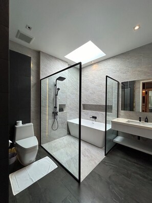 Bañera y ducha independientes, cabezal de ducha tipo lluvia