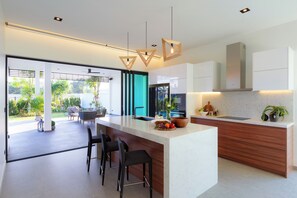 Full-sized fridge, microwave, oven, stovetop