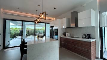 Refrigerador con freezer, microondas, horno, placa de cocina