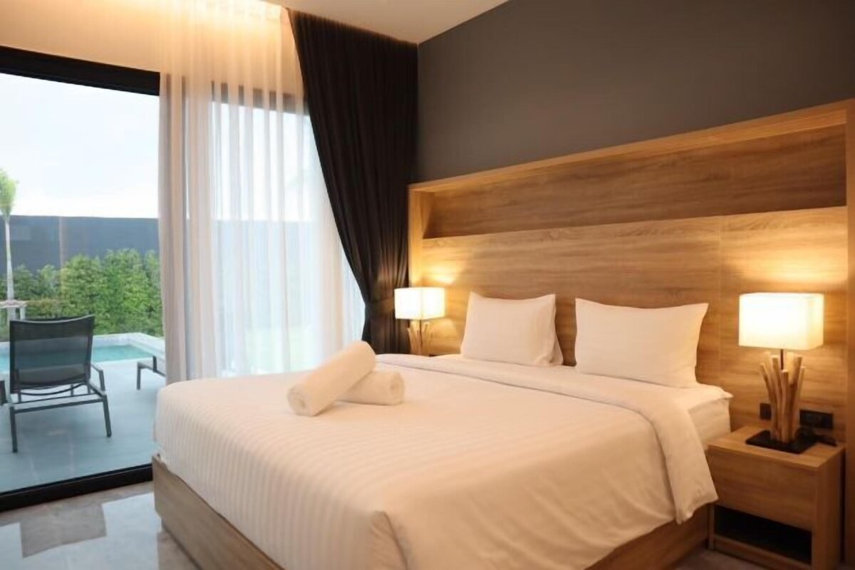 Brankas, meja kerja, tirai kedap cahaya, dan tempat tidur lipat/tambahan