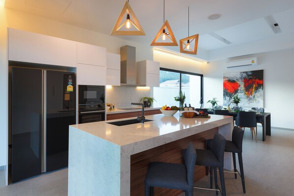 Refrigerador con freezer, microondas, horno, placa de cocina