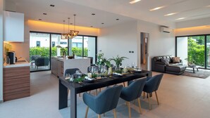 Un espacio habitable moderno y abierto con comedor, cocina y zona de estar.