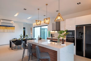 Full-sized fridge, microwave, oven, stovetop