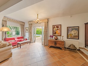 TV, fireplace, DVD player