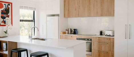 Frigorífic, microones, forn i placa de cuina