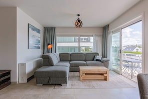 Televisie, een stereo en een kantoor