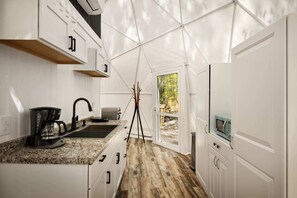 冰箱、微波炉、烤箱、炉灶