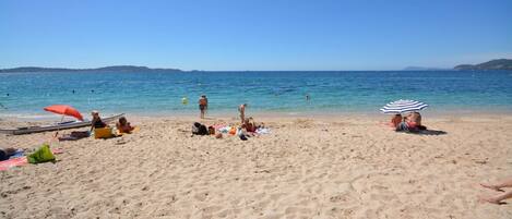 بالقرب من الشاطئ