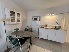 Fridge, cookware/dishes/utensils