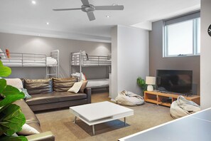 Smart-TV, Kamin, Tischtennisplatte, Bücher