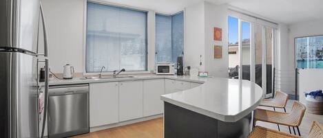 Réfrigérateur, micro-ondes, four, plaque de cuisson