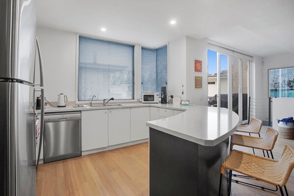 Kylskåp, mikrovågsugn, ugn och spishäll