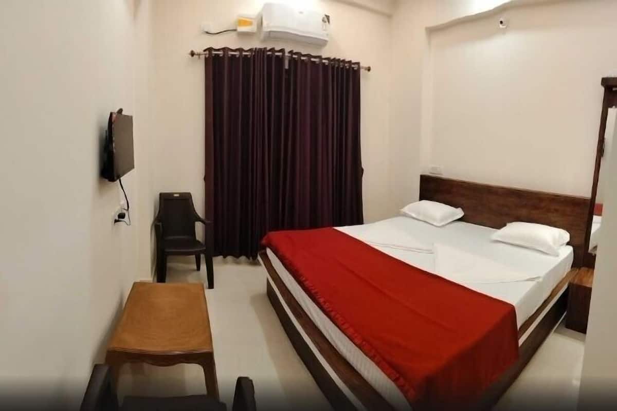 Deluxe Double Room, Garden View | In-room safe, desk, laptop workspace, blackout drapes