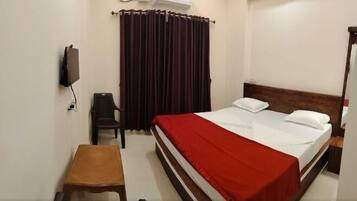 Habitació doble Deluxe, vistes al jardí | Caixa forta a l'habitació i escriptori