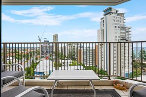 Outdoor dining - Horizons in Burleigh - Views, Central & Car Park (Burleigh Heads)