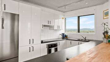 Fridge, coffee/tea maker