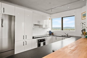 Kühlschrank, Wasserkocher mit Kaffee-/Teezubehör