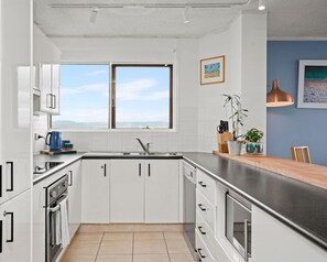 Kylskåp och kaffe- och tebryggare