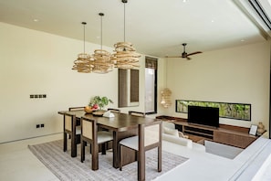 Villa Luxe, vue piscine | Salle à manger