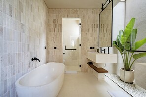 Luxury-Villa, Poolblick | Badezimmer | Dusche, kostenlose Toilettenartikel, Haartrockner, Handtücher