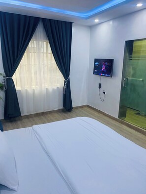 2 bedrooms, desk, travel crib, free WiFi - FREE AIRPORT PICK UP || ACs RUN 24/7 || Printers available for Remote Work (Lagos)