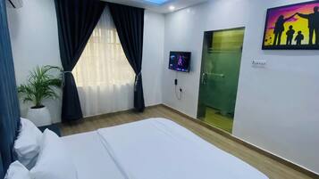 2 bedrooms, desk, travel crib, free WiFi