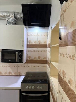 Een koelkast, een microgolfoven, een oven, een kookplaat