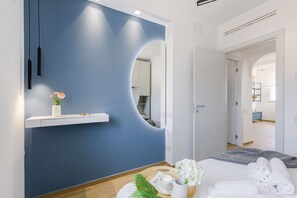 Travel crib, free WiFi