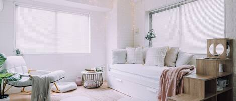 Single Room, 1 Queen Bed with Sofa bed, Non Smoking | Living room