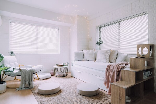 Single Room, 1 Queen Bed with Sofa bed, Non Smoking | Living room