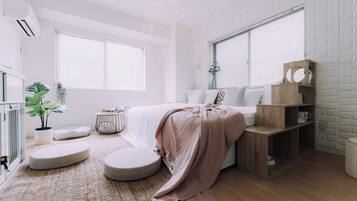 Single Room, 1 Queen Bed with Sofa bed, Non Smoking | Living room | 50-inch flat-screen TV with cable channels