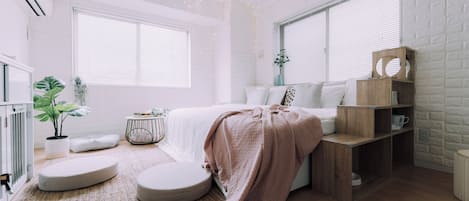 Apartament, 1 llit de matrimoni i sofà llit, no fumadors | Sala d'estar | Televisor de pantalla plana de 50 polzades amb canals per cable