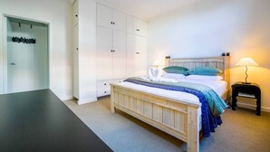1 bedroom, desk, iron/ironing board, WiFi (free)