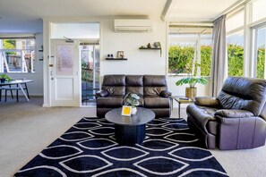 Smart TV - Charming 1-Bedroom Home in Prestigious Orakei (Auckland)