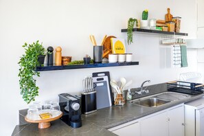 Kjøleskap, mikrobølgeovn, ovn og kokeplater