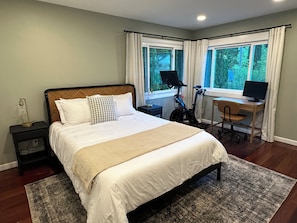 3 bedrooms, desk, WiFi, bed sheets