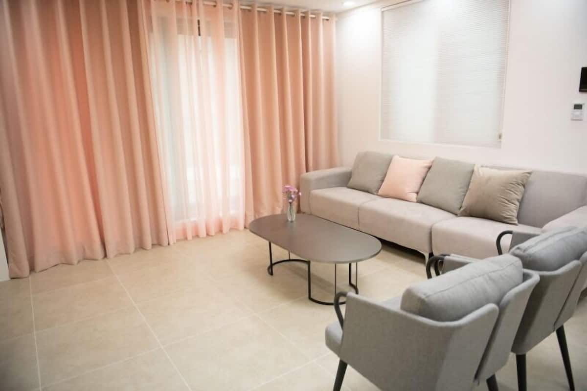 Peaceful | Living area | Flat-screen TV, Netflix, streaming services