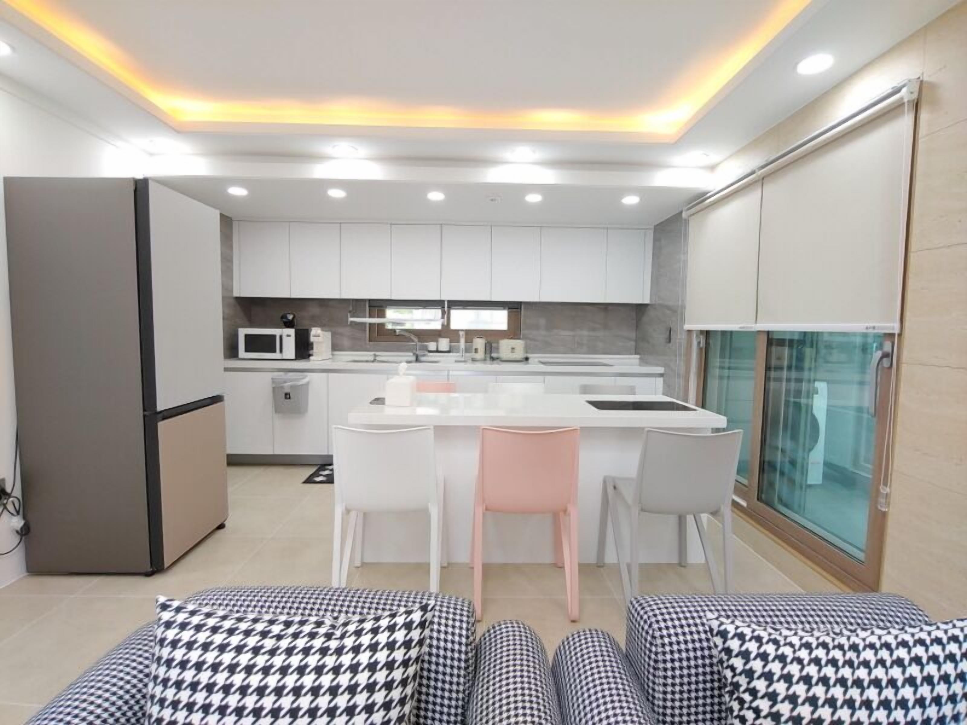 그레이스풀 | 거실 공간 | 평면 TV, 넷플릭스, 스트리밍 서비스