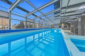 Indoor pool - Spacious & Bright 1 Bed on Flinders St + Pool & Parking (Melbourne)