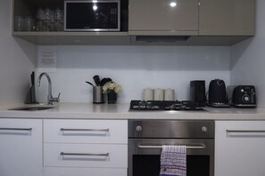 Kühlschrank, Mikrowelle, Ofen, Herdplatte