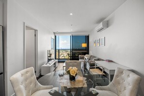 TV - Prime Chic Escape | Balcony/Views/Pool/Gym/Parking (Southbank)