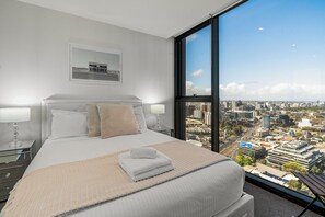1 bedroom, desk, iron/ironing board, WiFi - Prime Chic Escape | Balcony/Views/Pool/Gym/Parking (Southbank)
