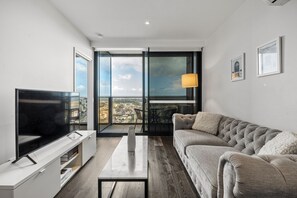 TV - Prime Chic Escape | Balcony/Views/Pool/Gym/Parking (Southbank)