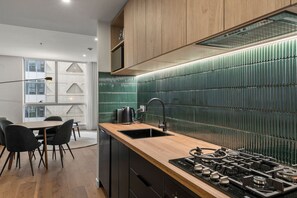 Kühlschrank, Mikrowelle, Ofen, Herdplatte