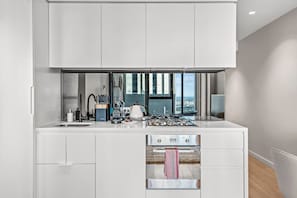 Refrigerador, microondas, horno, placa de cocina