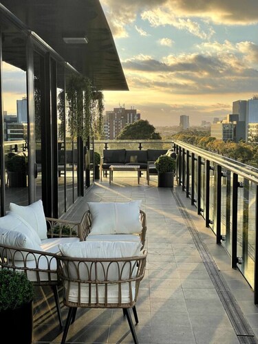 Stylish Penthouse Oasis Near Royal Park + Parking