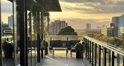 Stylish Penthouse Oasis Near Royal Park + Parking