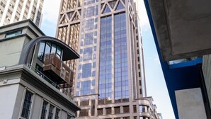 Un immeuble de grande hauteur, doté de nombreux étages, de grandes fenêtres et d’une architecture moderne.