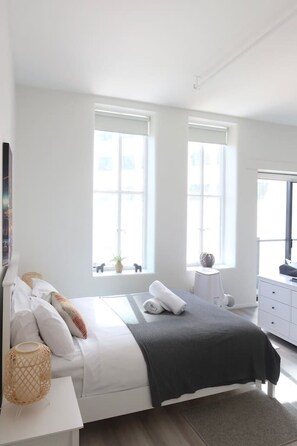 Een strijkplank/strijkijzer, reisbedje, wifi, beddengoed