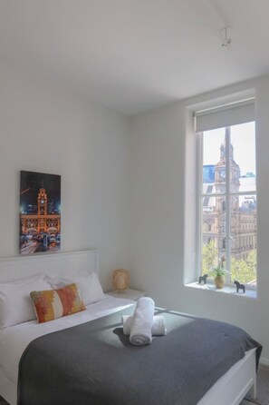 Iron/ironing board, travel crib, WiFi, bed sheets - The Clocktower | Light & Airy Studio on Bourke St (Melbourne)